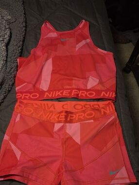Nike Pro Coral/Pink Geometric Work Out Top & Shorts Set